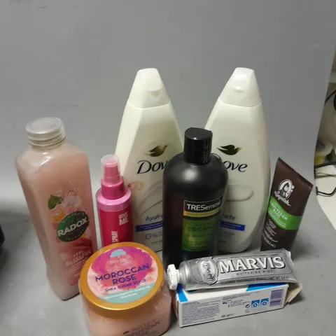 APPROXIMATELY 16 ASSORTED COSMETICS ITEMS TO INCLUDE TREE HUT MOROCCAN ROSE, DOVE HYDRATE BODY WASH (720ml), SENSODYNE PRONAMEL (50ml), ETC