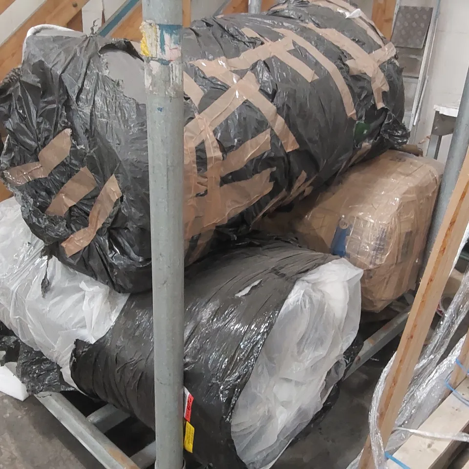 LOT CONTAINING 3x ASSORTED MATTRESSES // CONTAINER NOT INCLUDED 