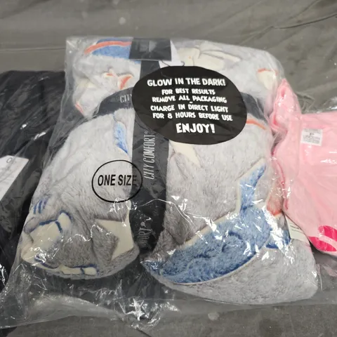 BOX OF APROX 20 ASSORTED CHILDRENS CLOTHING ITEMS IN VARIOUS COLOUR AND SIZES - COLLECTION ONLY