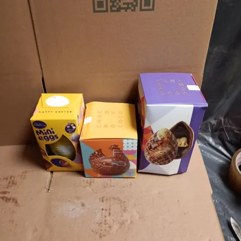 APPROXIMATELY 8 ASSORTED FOOD AND DRINKS ITEMS TO INCLUDE - CHOCOCO CHCOCOLATE CHICKEN, CHOCOCO CHOCOLATE DINOSAUR EGG, MINI EGGS EASTER EGG ETC 