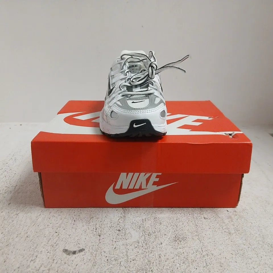 BOXED PAIR OF NIKE P-6000 TRAINERS IN WHITE/SILVER SIZE UK 3.5