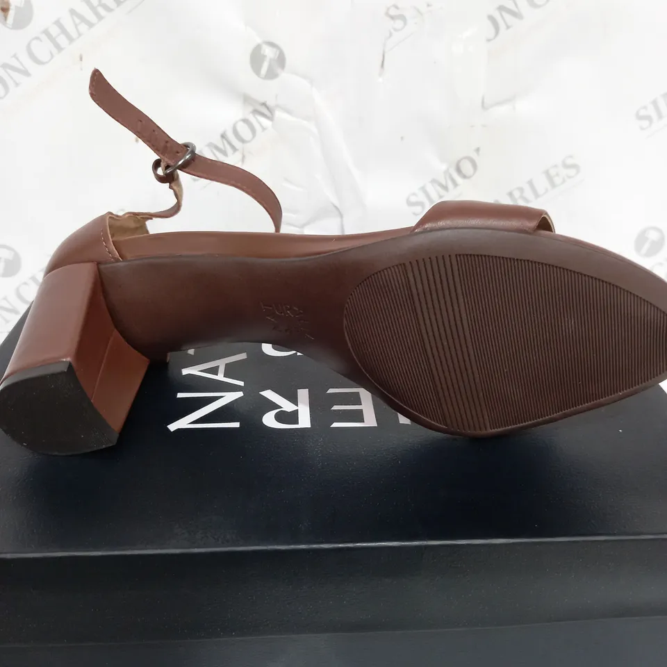 BOXED PAIR OF SIZE 7 VERA HEEL SANDAL BROWN