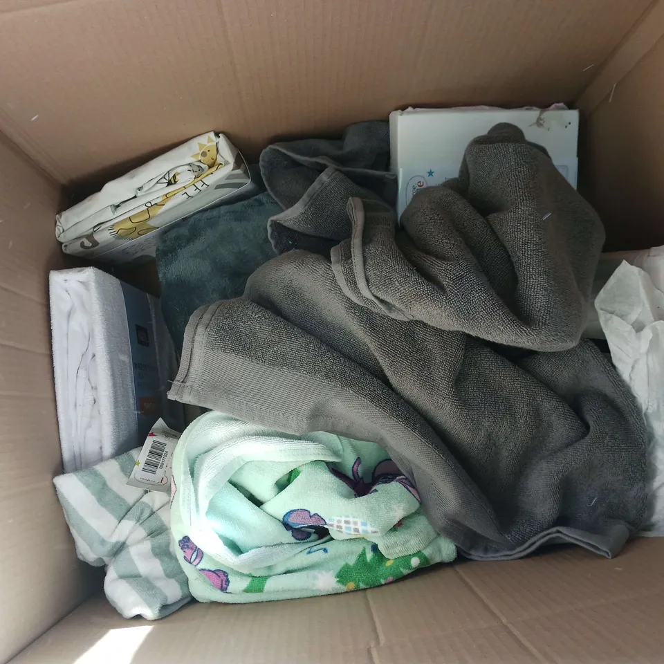 BOX OF APPROXIMATELY 15 ASSORTED BEDDING AND SOFT FURNISHING ITEMS TO INCLUDE - DUVET SET, TOWELS, AND THROW PILLOW ETC