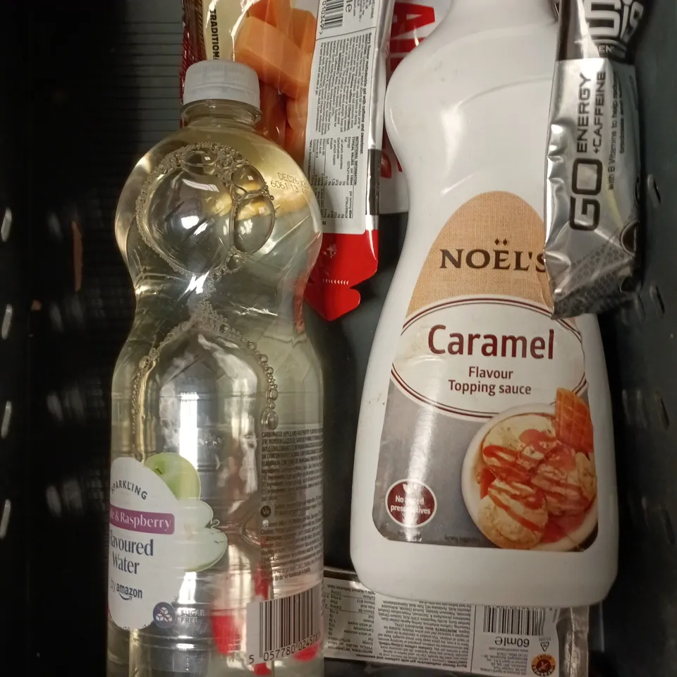 APPROXIMATELY 10 ASSORTED FOOD/DRINK PRODUCTS TO INCLUDE CARAMEL SAUCE, TOFFEES, SIS GEL ETC