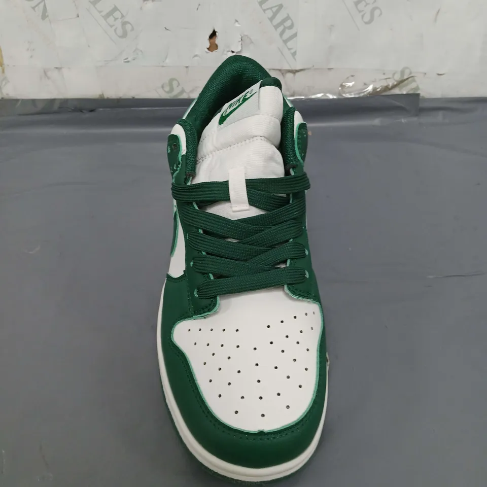 PAIR OF NIKE DUNKS IN GREEN SIZE 8
