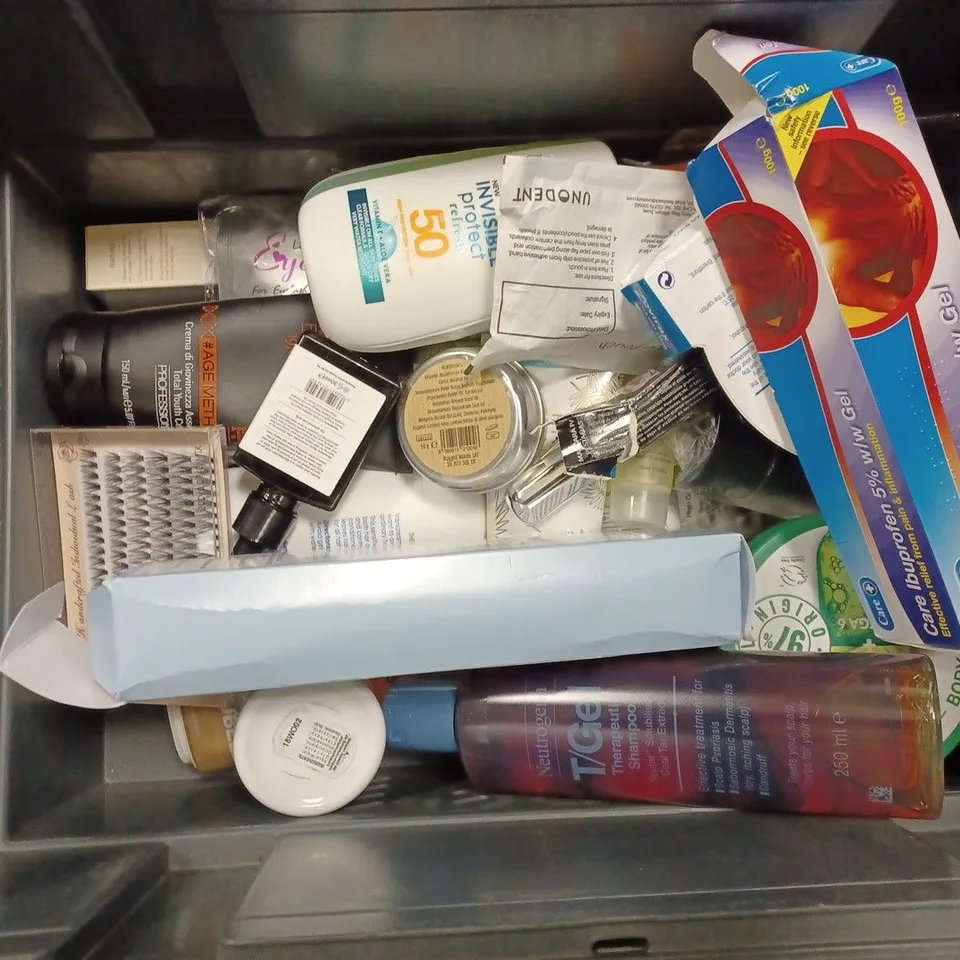 BOX OF APPROX 20 ASSORTED HEALTH AND BEAUTY ITEMS TO INCLUDE - RADOX SLEEP BATH SOAK - VANICREAM SHAMPOO FOR SENSITIVE SKIN - TRESEMME HEAT DEFENCE CARE & PROTECT SPRAY ECT