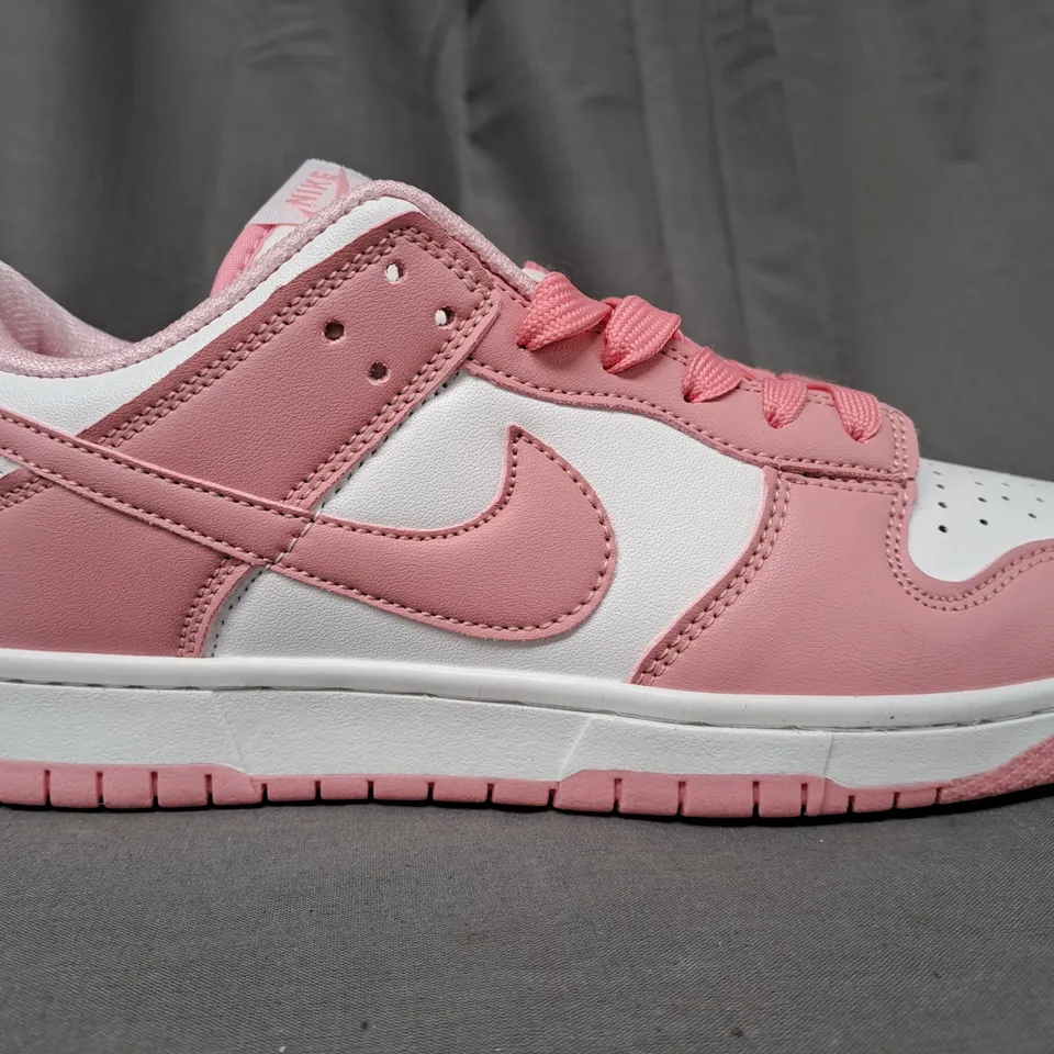 BOXED PAIR OF NIKE SHOES IN PINK/WHITE UK SIZE 6.5