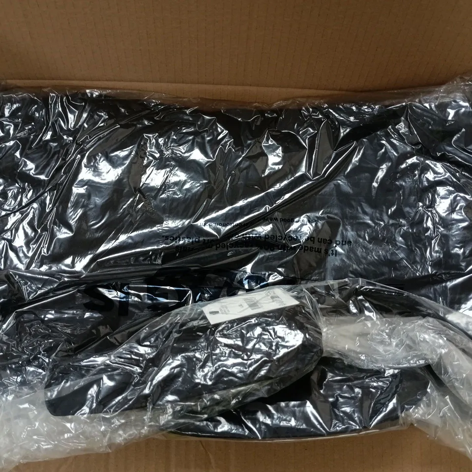 BOX OF APPROXIMATELY 10 ASSORTED ARI SPRAY JACKETS IN SIZES L/XL