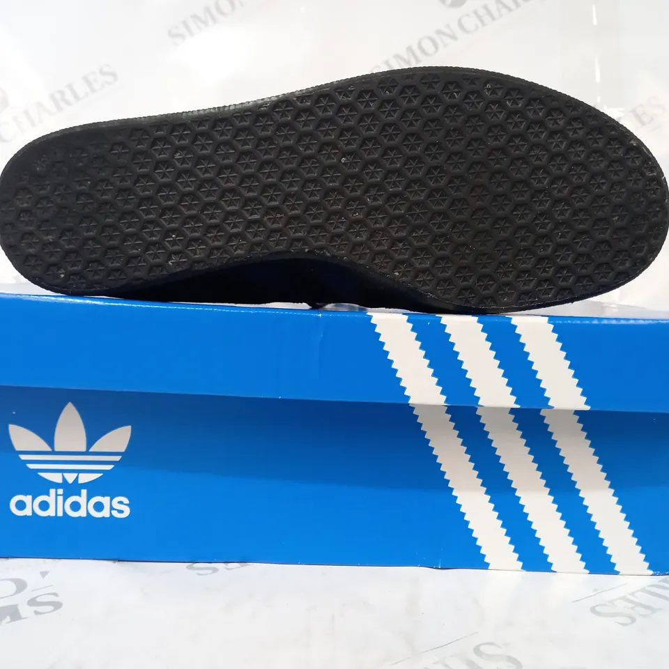 BOXED PAIR OF ADIDAS GAZELLE SHOES IN NAVY/BLACK UK SIZE 8