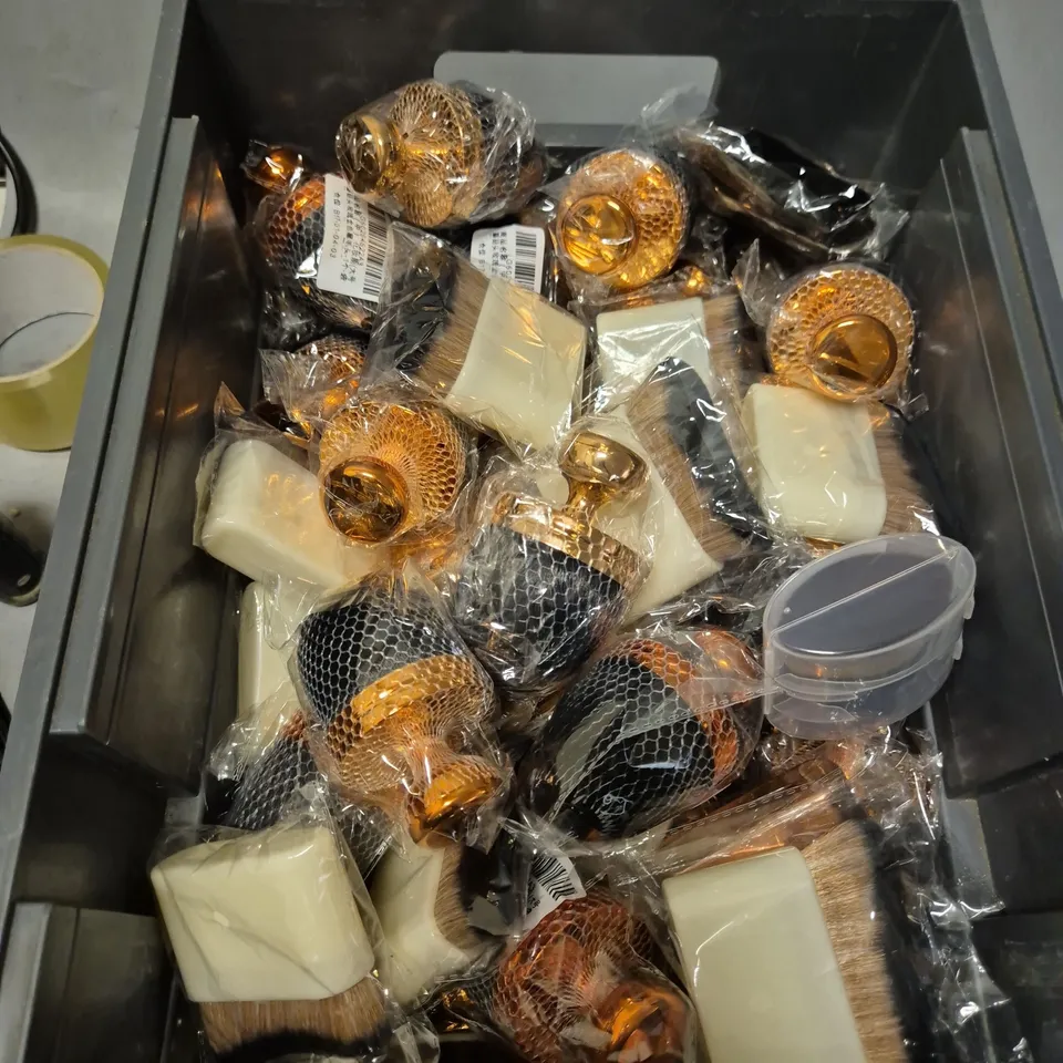 APPROXIMATELY 30 ASSORTED SHAVING BRUSHES