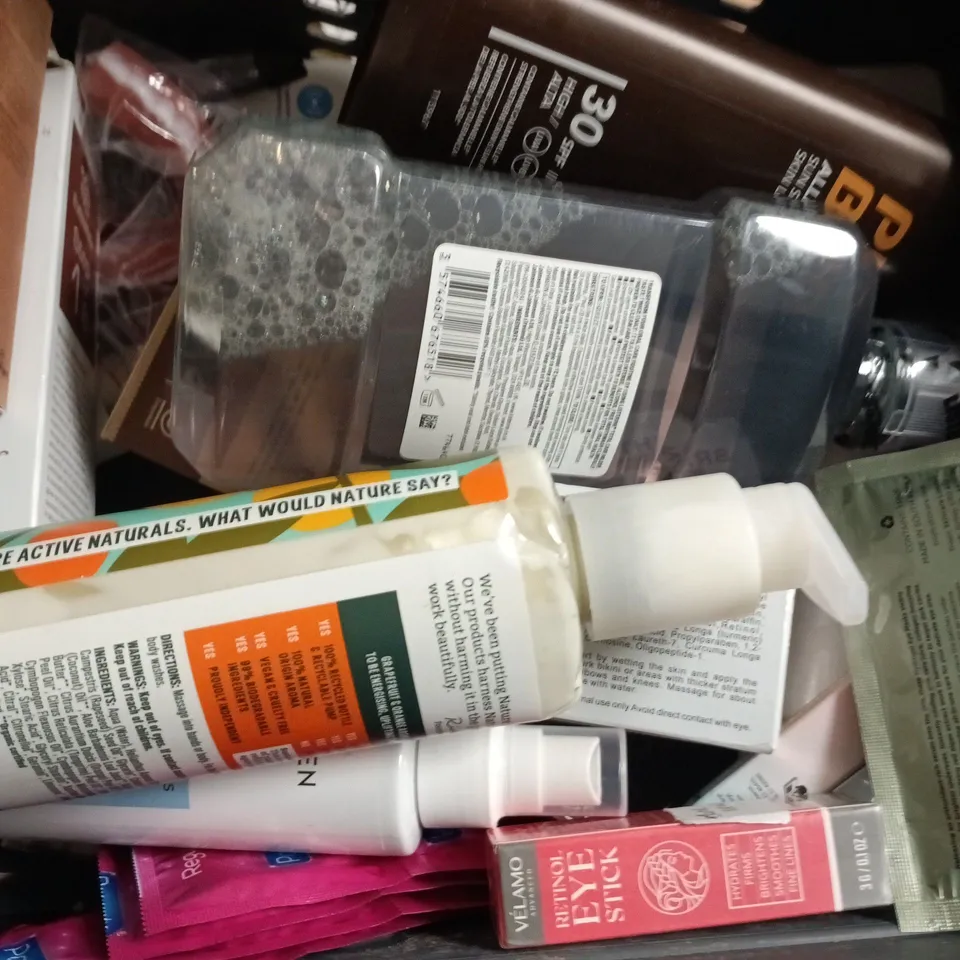 APPROXIMATELY 15 ASSORTED COSMETIC ITEMS TO INCLUDE DR SQUATCH, KANZEN, ETC - COLLECTION ONLY