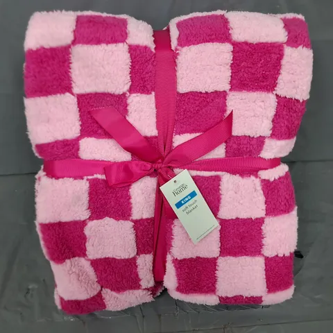 PALLET CONTAINING APPROXIMATELY 80 BRAND NEW KING SOFT TOUCH BLANKETS IN PINK/WHITE