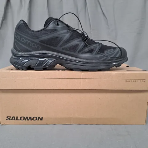 BOXED PAIR OF SALOMON XT-6 SHOES IN BLACK UK SIZE 9