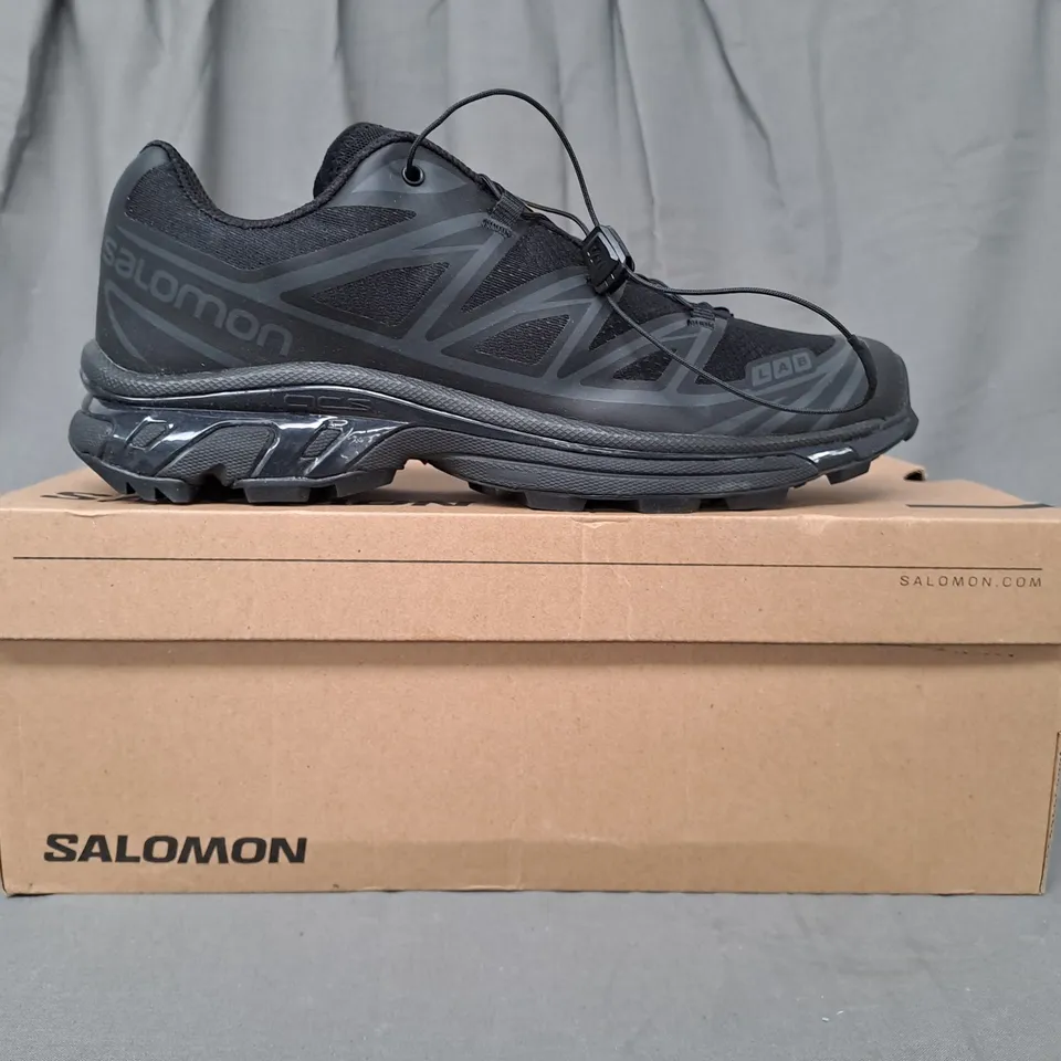 BOXED PAIR OF SALOMON XT-6 SHOES IN BLACK UK SIZE 9