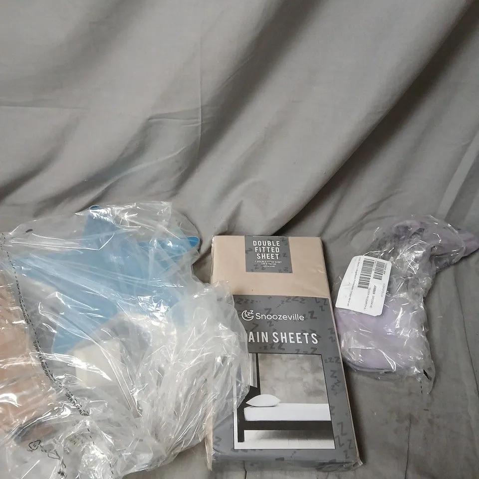 APPROXIMATELY 8 ASSORTED HOUSEHOLD PRODUCTS TO INCLUDE FITTED SHEETS, CHRISTMAS DECOR, PRE-LIT BERRY PICKS ETC