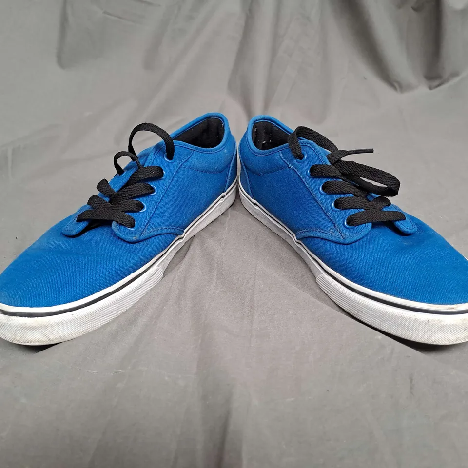 PAIR OF VANS TRAINERS IN BLUE SIZE 11