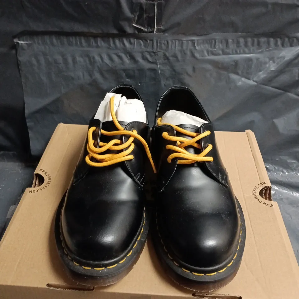 BOXED PAIR OF DR. MARTENS CHURCH QUAD BLACK VINTAGE SMOOTH LEATHER SHOES – UK7 