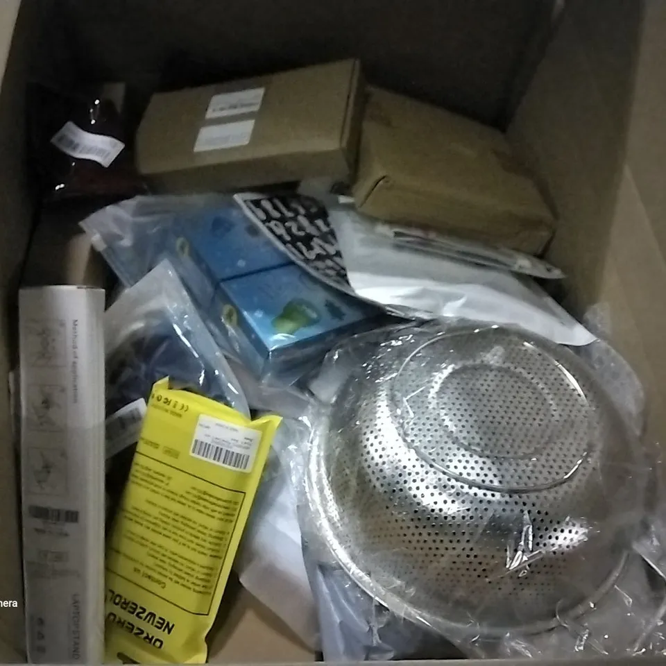 PALLET OF ASSORTED ITEMS INCLUDING LAPTOP STAND, 7TH BIRTHDAY DECORATIONS, FIND YOUR FINANCIAL FREEDOM BOOK, CHRISTMAS STAMP SET, BASICFORM COLANDER, PHONE CASES 