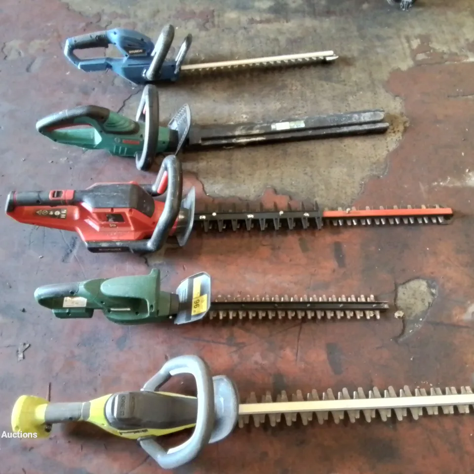 LOT CONTAINING APPROXIMATELY 5 MIXED GARDEN TOOLS. (BATTERIES NOT INCLUDED)