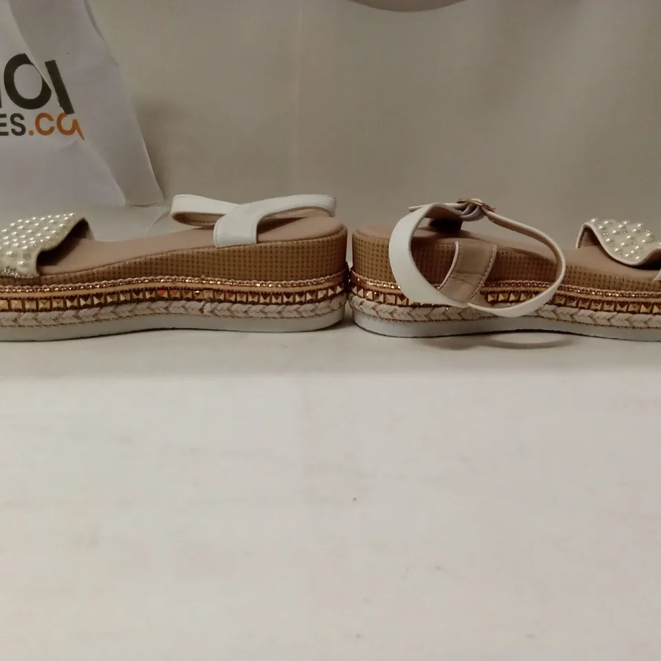 BAGGED WOMEN'S WHITE PEARL-EMBELLISHED PLATFORM SANDALS SIZE UNKNOW