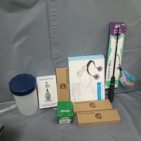 APPROXIMATELY 15 ASSORTED HOUSEHOLD ITEMS TO INCLUDE CARLISLE BRASS HANDLES, SPORTS FAN, EAR PRESSURE TOOL, ETC