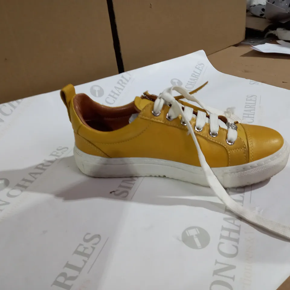 MODA IN PELLE YELLOW SHOE SIZE 3