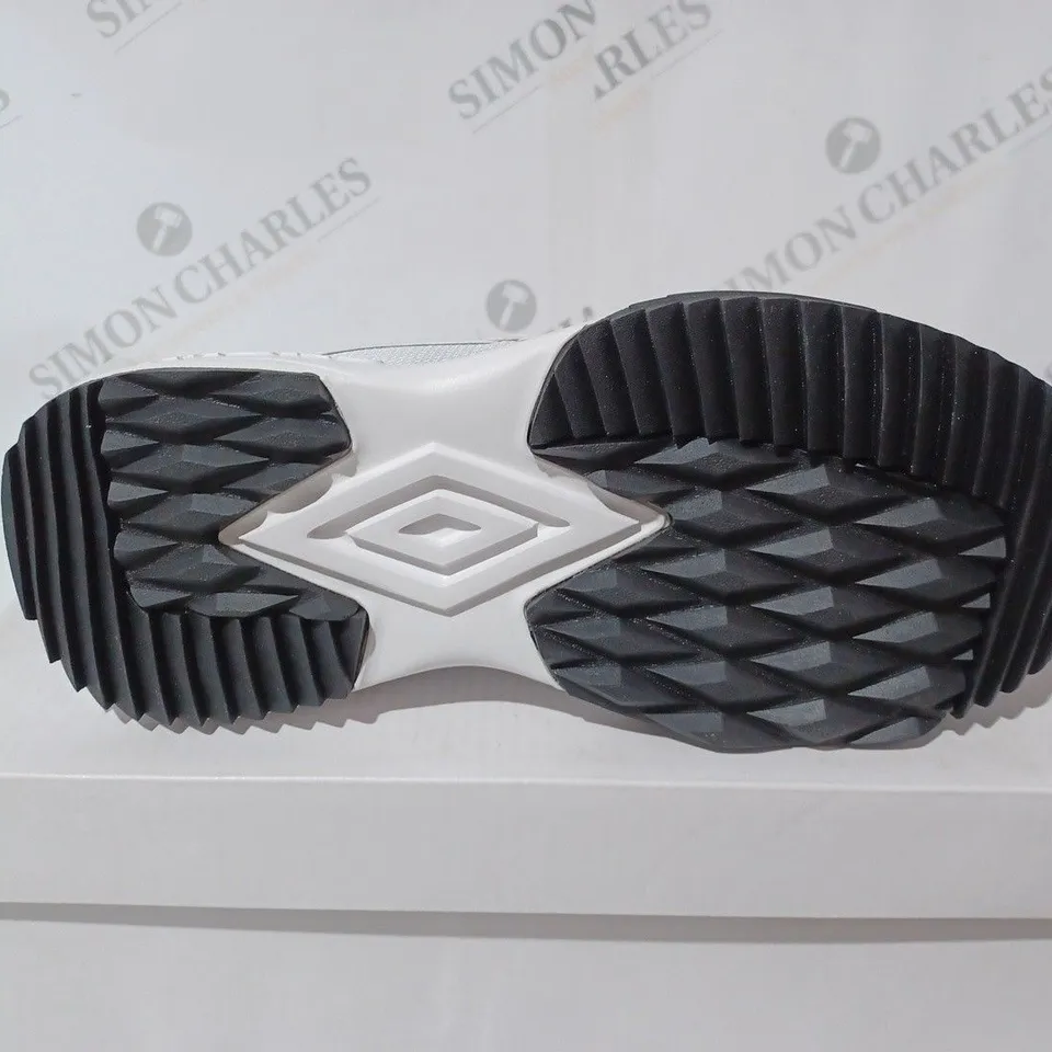 BOXED UMBRO MENS  MAXIMA LOW TRAINERS - UK 8 