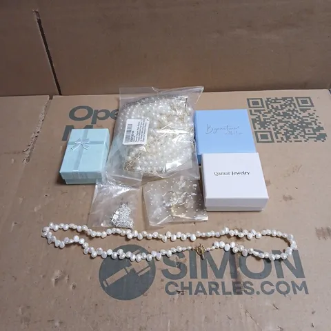 TOTE OF APPROXIMATELY 20 ASSORTED JEWELLERY/JEWELLERY BOX ITEMS TO INCLUDE QAMAR JEWELRY, BYZANTIUM COLLECTION, NECKLACES, EAR RINGS ETC