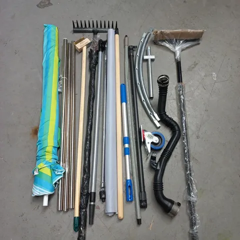 CAGE OF ASSORTED METAL FITTINGS, POLES AND TOOLS TO INCLUDE ROLL OF FELT, WEED BRUSH, VARIOUS PLASTIC TRIMS AND METAL GARDEN RACKS