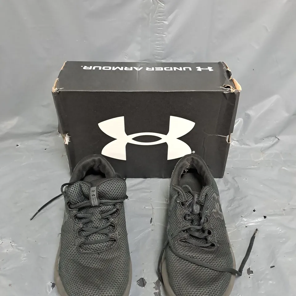 UNDER ARMOUR MENS RUNNING CHARGED SURGE 4 TRAINERS - BLACK UK 9