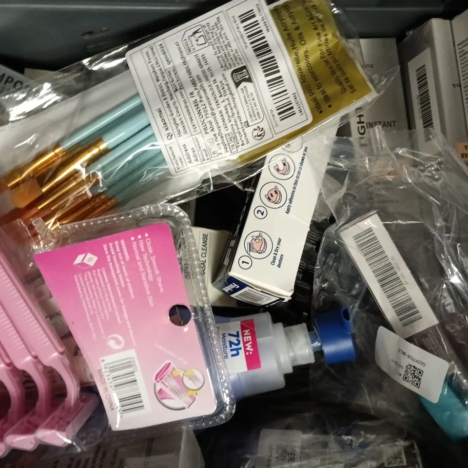 APPROXIMATELY 18 ASSORTED COSMETIC ITEMS TO INCLUDE POUQUR, ORALHOE, ETC - COLLECTION ONLY