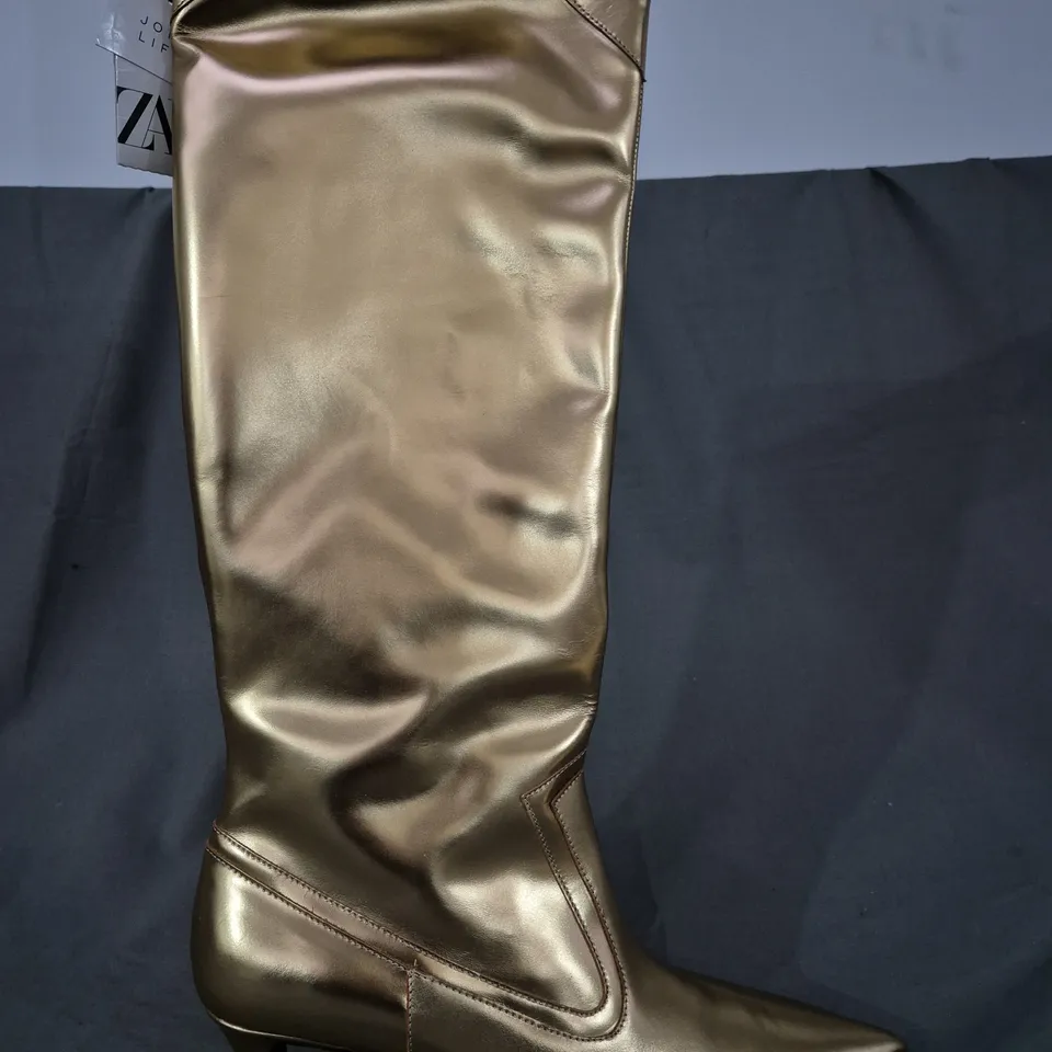 BOXED PAIR OF ZARA POINTED TOE LOW HEEL KNEE-HIGH BOOTS IN METALLIC GOLD UK SIZE 6