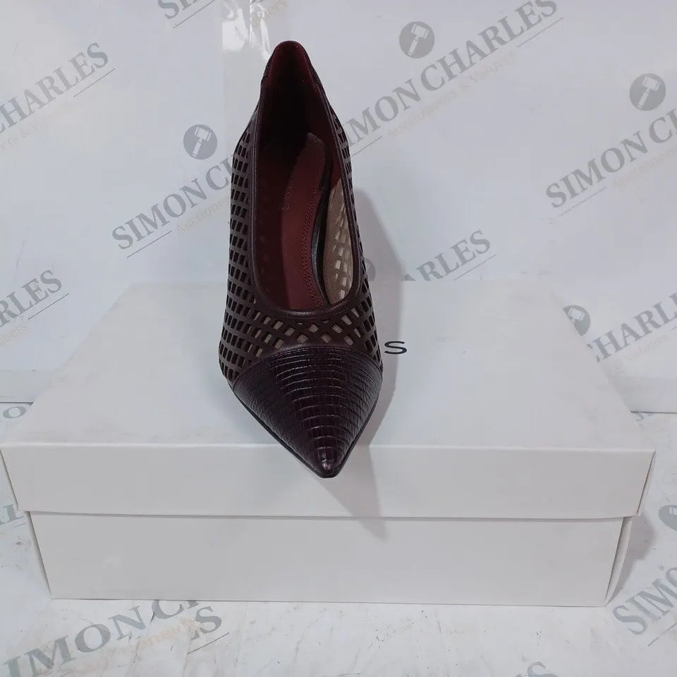 BOXED PAIR OF REISS CLOVER LIZARD SLIP-ON HEELS IN POMEGRANATE SIZE 4