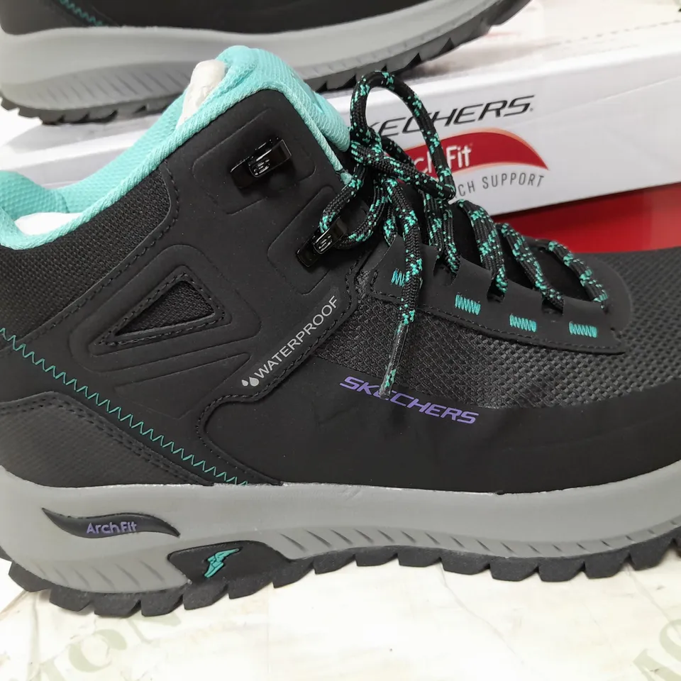 SKETCHERS ARCH FIT WOMENS SIZE 9.5 WORKWEAR SHOES 