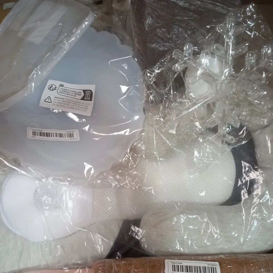 BOX OF APPROXIMATELY 15 ASSORTED HOUSEHOLD ITEMS TO INCLUDE PAINT BRUSHES, DECORATIVE LIGHT, ETC