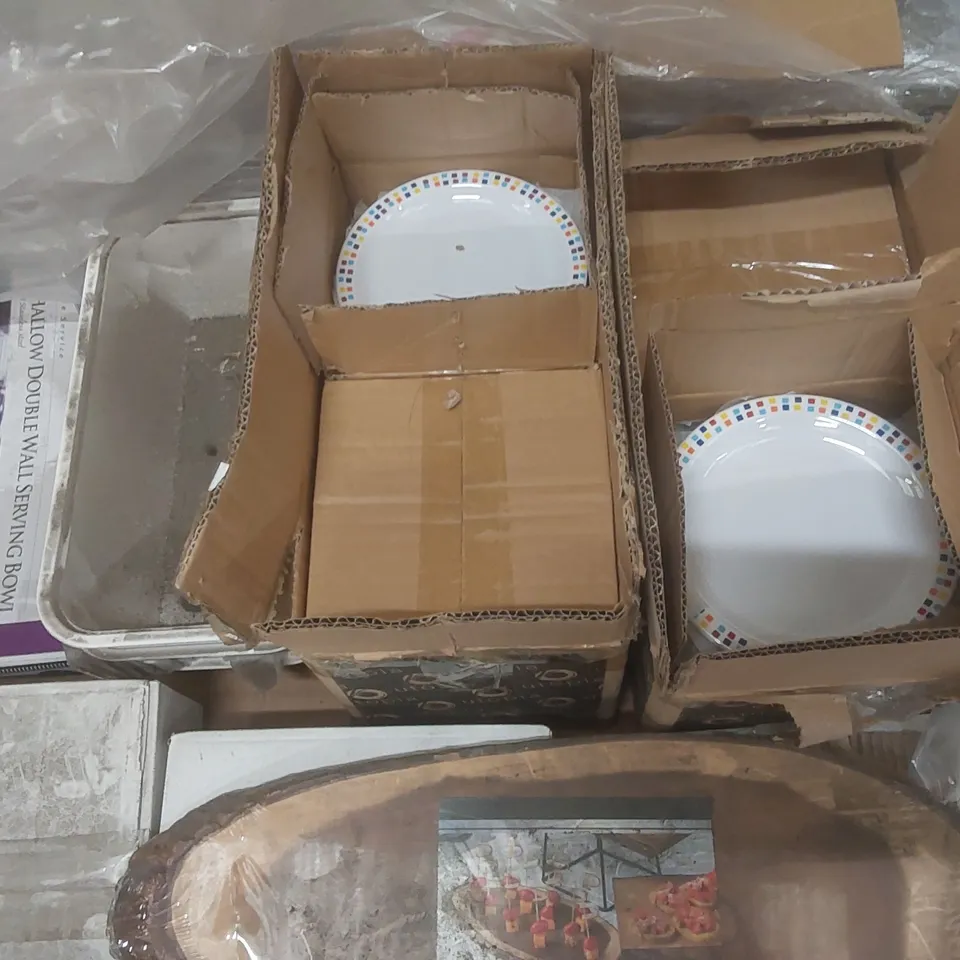 PALLET CONTAINING A VERY LARGE QUANTITY OF ASSORTED CATERING PRODUCTS INCLUDING: VOLLRATH SHALLOW DOUBLE WALL SERVING BOWLS, TRUYS SMALL DISHES, UTOPIA PLATES, OVAL FOOD DISPLAY BOARD ECT
