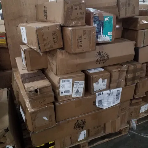 PALLET CONTAINING APPROXIMATELY 33 ASSORTED FESTIVE CHRISTMAS TREES 