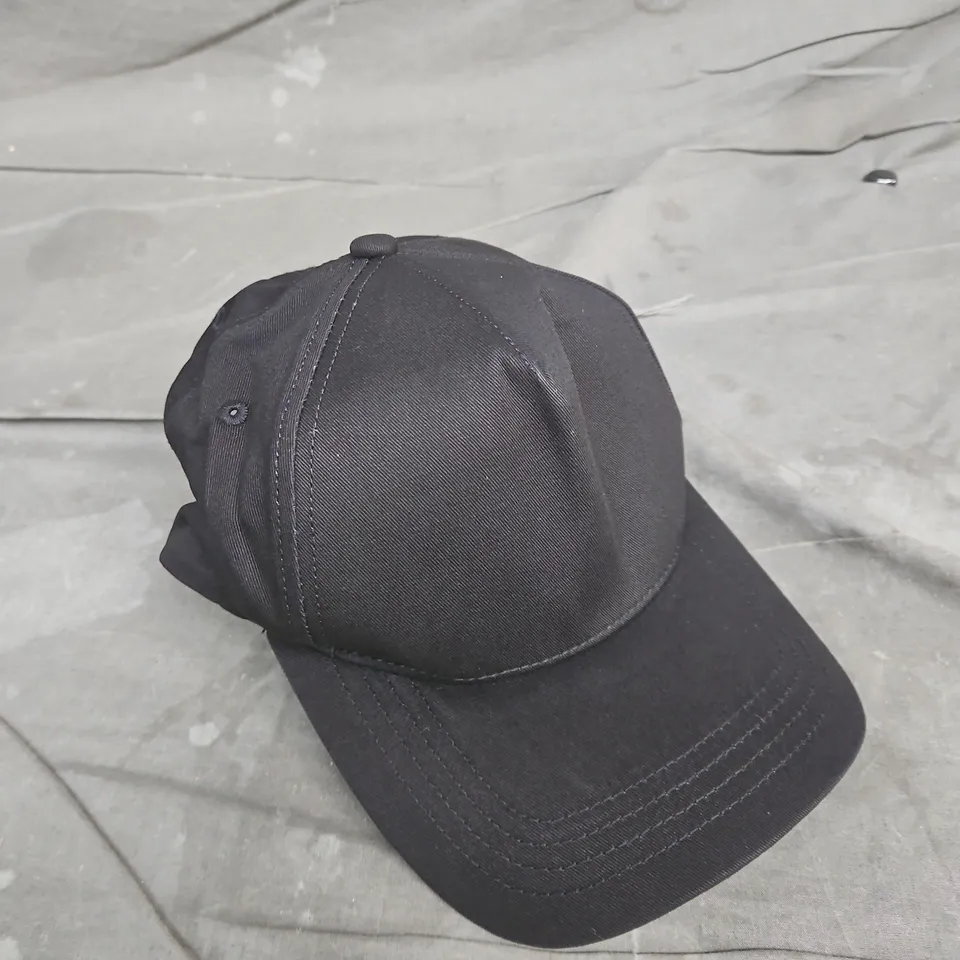 YAMEE BASEBALL CAP IN BLACK 