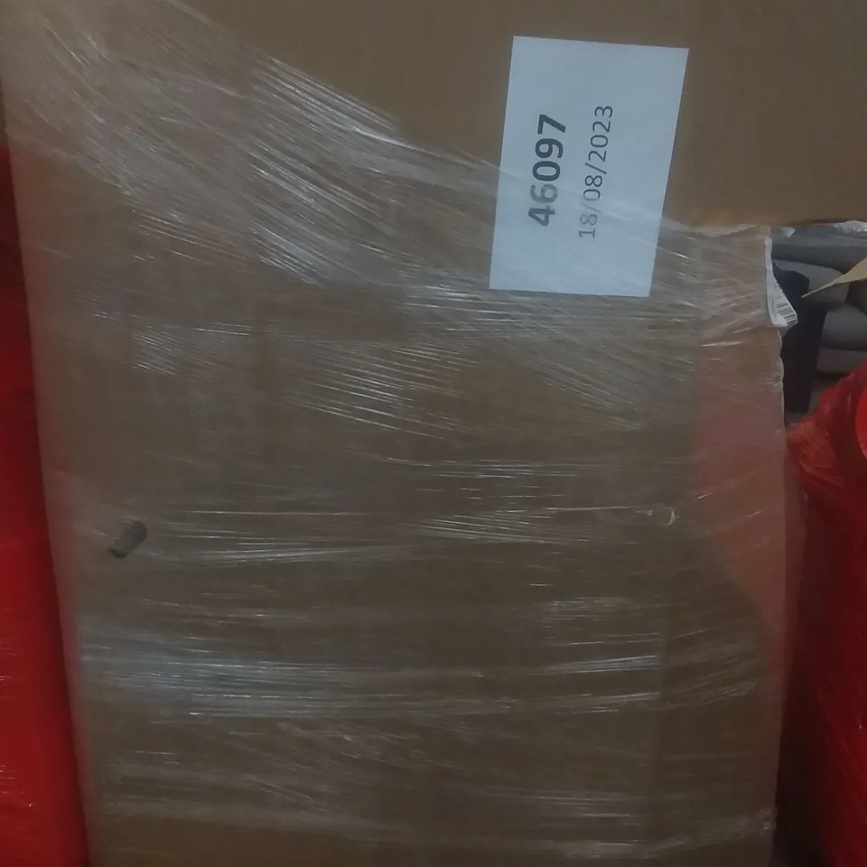 PALLET OF ASSORTED ITEMS INCLUDING TELESCOPIC LADDER, BLINDS, BOTANICAL EXTRACTOR
