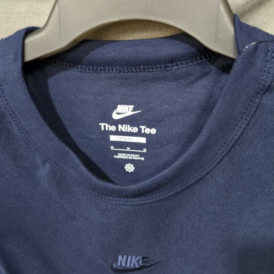 NIKE THE NIKE TEE NAVY T-SHIRT – SIZE M