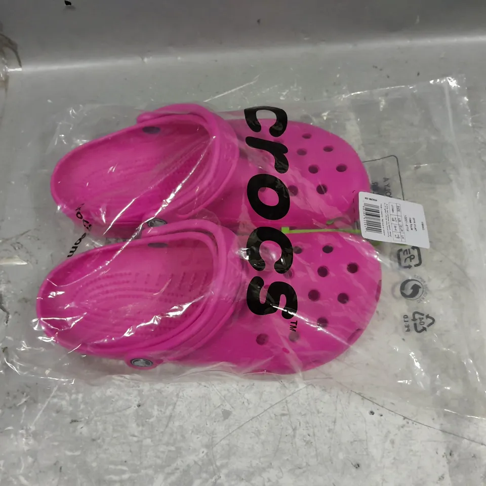 BAGGED PAIR OF CROCS CLASSIC CLOG PINK CRUSH UK M6/W7
