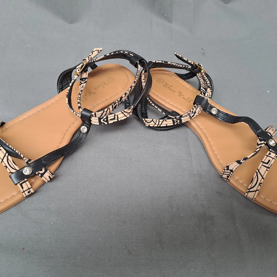 BOX OF APPROXIMATELY 8 PAIRS OF BLUE WALK OPEN TOE SANDALS IN BLACK/TAN IN VARIOUS SIZES