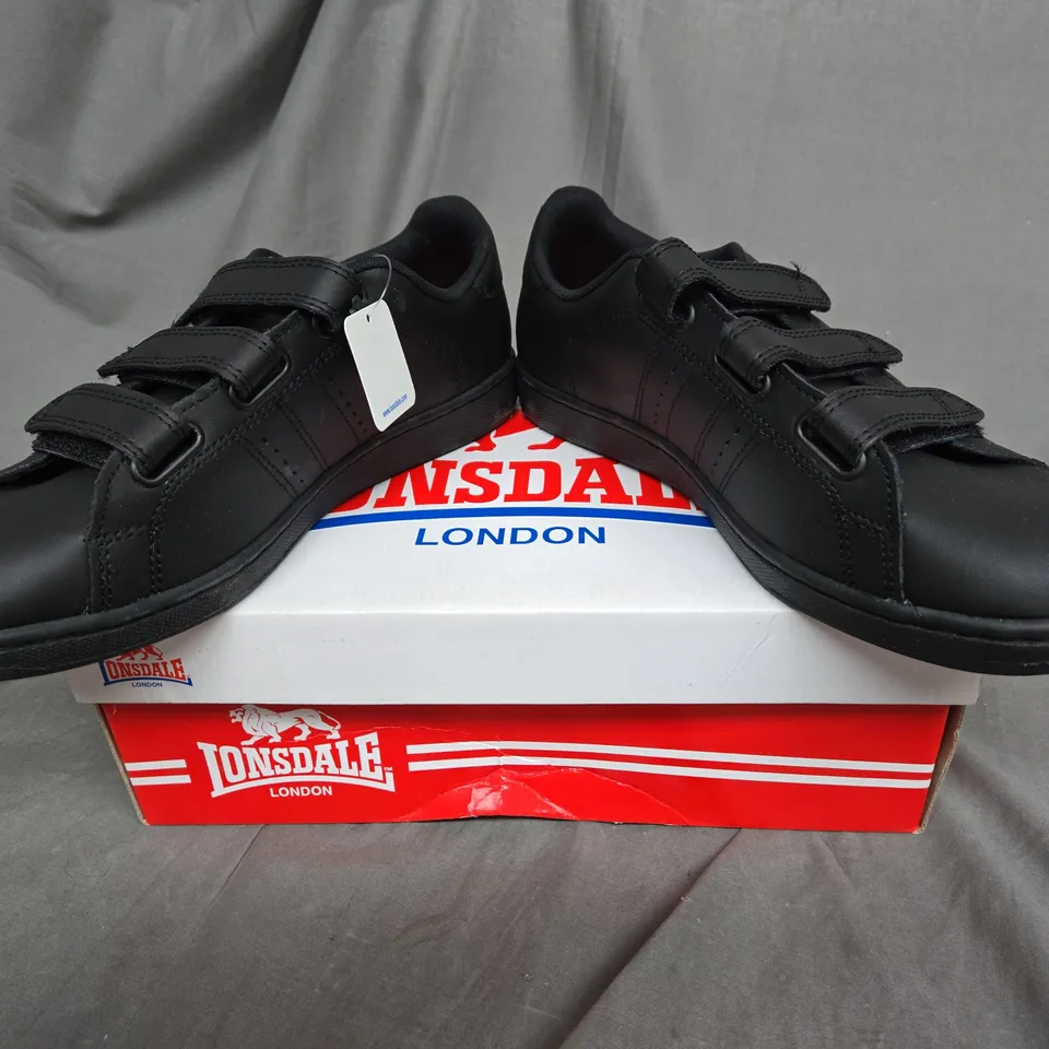 BOXED PAIR OF LONSDALE WOMENS LEYTON VELCRO SHOES IN BLAK/CERISE SIZE 9