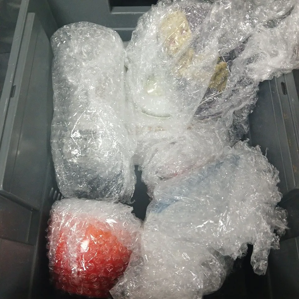 APPROXIMATELY 10 ASSORTED MUGS AND GLASSES TO INCLUDE MANCHESTER UNITED AND JOHNNIE WALKER