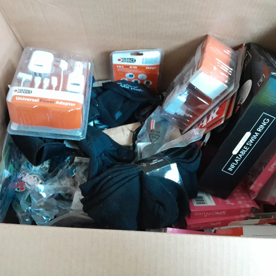 APPROXIMATELY 30 ASSORTED HOUSEHOLD GOODS TO INCLUDE KEYRINGS, UNIVERSAL POWER ADAPTER, AND WINTER GLOVES ETC.