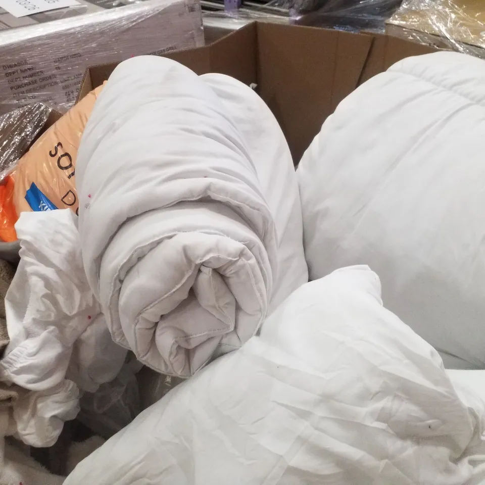 PALLET CONTAINING ASSORTED BEDDING, COVERS & FABRICS