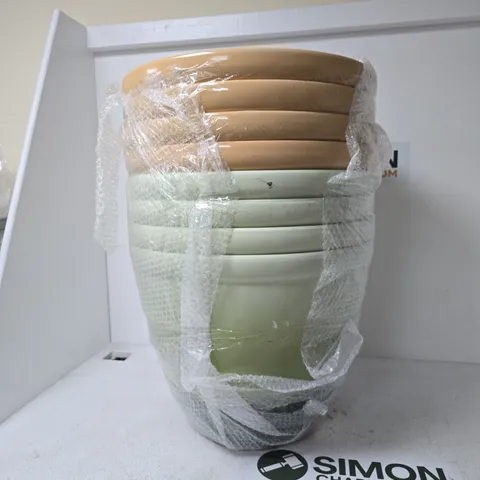 APPROXIMATELY 8 LARGE PLASTIC PLANT POTS