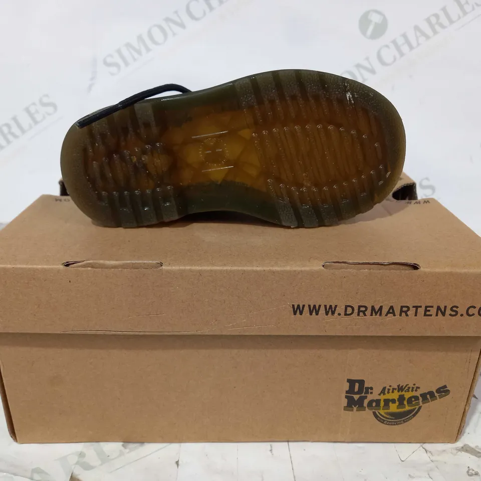 BOXED PAIR OF DR MARTENS CHILDREN'S BOOTS IN BLACK UK SIZE 6