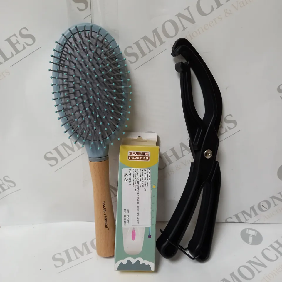 APPROXIMATELY 20 ASSORTED ITEMS TO INCLUDE HAIR BRUSH, EYELASH CURLER, BIKE TYRE CHANGING TOOL ETC. 