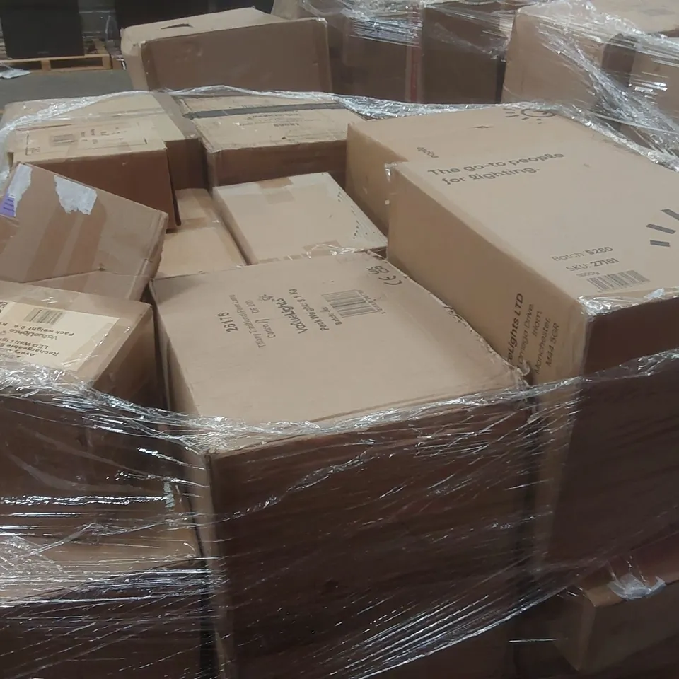 PALLET CONTAINING A VERY LARGE QUANTITY OF ASSORTED DESIGNER LIGHTING PRODUCTS